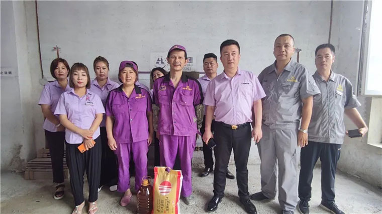 男人把鸡鸡插在女人逼里，免费资源多炎炎夏日，楚航装饰心系一线送清凉、走访慰问工地篇